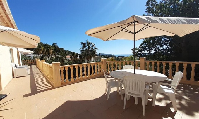 Pinar del Advocat Apartamento | habitación con techo inclinado y vista al mar