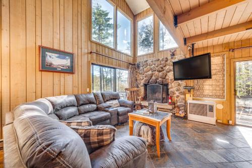 North Conway Apartamento | Half Mile to Ski Slopes Conway Condo with Hot Tub!