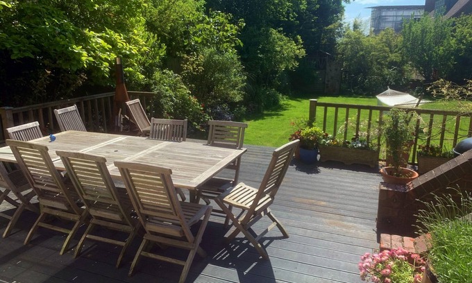 Frognal and Fitzjohns Apartamento | Hampstead haven - 2BR 2BA - private deck & 425sqm garden, gated parking