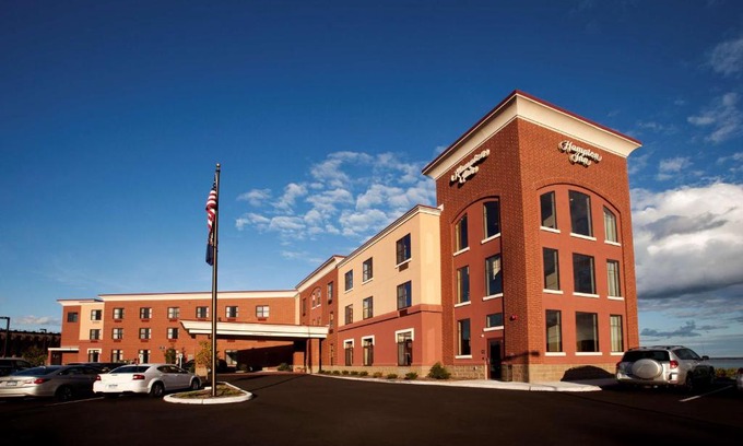 Upper Peninsula Hotel | Hampton Inn Marquette-Waterfront