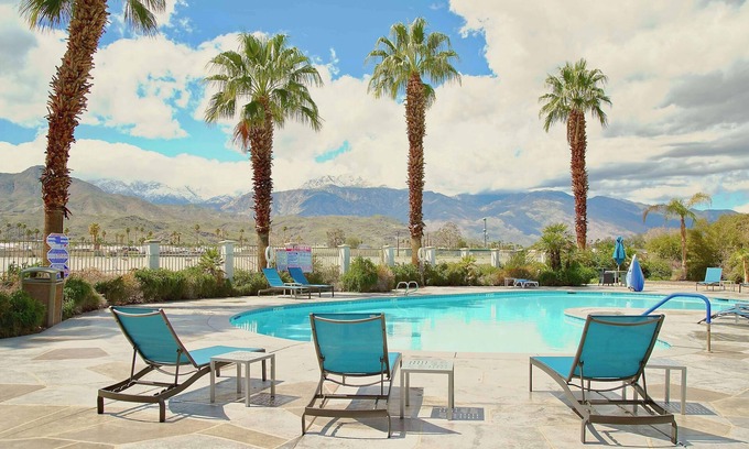 Cathedral City Hotel | Hampton Inn & Suites Cathedral City