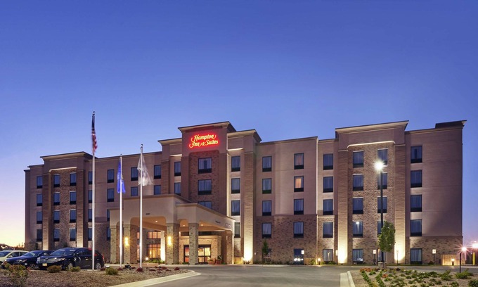 Franklin Hotel | Hampton Inn & Suites Milwaukee/Franklin
