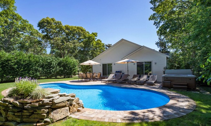 Westhampton Beach Casa | Hamptons Haven con vistas serenas!Piscina climatizada y jacuzzi! Sala de juego. Wifi
