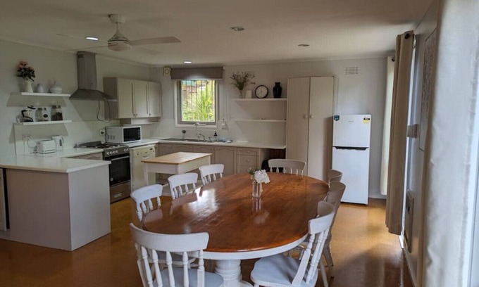 Garran Casa | Happy & Spacious Home (nr hospital) @Garran