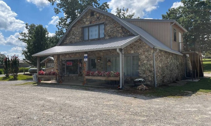 Hartshorn Casa | Happy’s Trout Loft - 0.5 Miles from Montauk