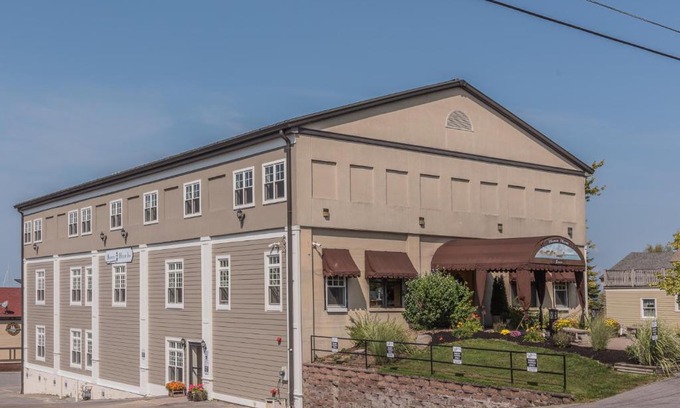 Sackets Harbor Hotel | Harbor House Inn