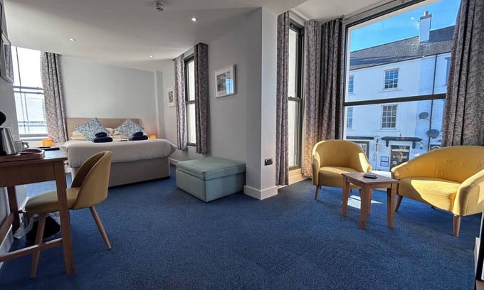 Saundersfoot Hotel | Harbour Stays - Ocean Square