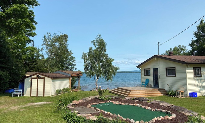 Algoma District Cabaña | Havilland Bay Cottage on Beautiful Lake Superior
