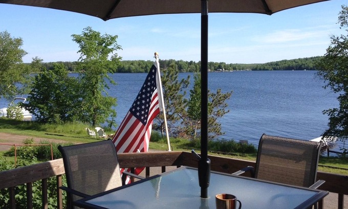 Hayward Cabina | Cabina de Hayward Wisconsin ubicada en el lago Nelson. 7 bares / restaurantes en el lago.