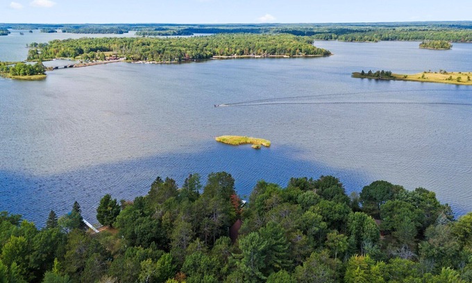Hayward Casa | Eaglesnest-LOG HOME ON LAKE CHIPPEWA - Pontoon Disponible para alquiler 1055. 00 tax inc