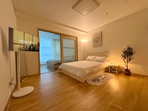 Jongno Apartamento | Healing stay just 3 minutes on foot from Gwanghwamun, within walking distance to Myeongdong, Gyeongbokgung, and Insadong