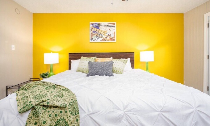 Pineville Apartamento | By Louisiana College | King 🛏 | 55" TV | PetsOK 🐕