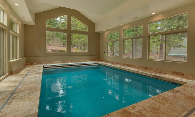 North Upper Truckee Casa | Piscina cubierta climatizada, skeeball, sauna, sala de juegos, mesa de billar, futbolín, spa, parrilla - Heavenly Escape