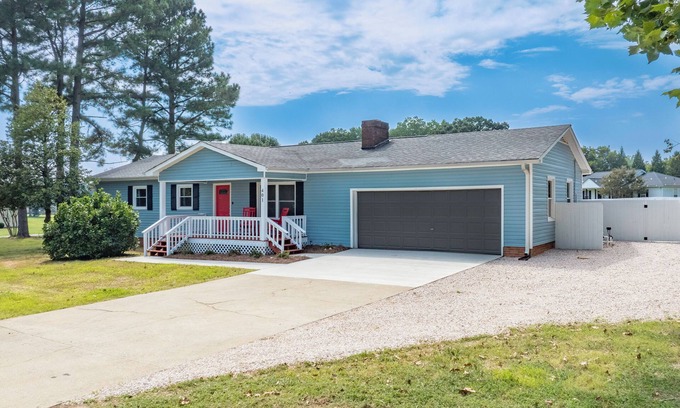 Mooresville Casa | Heated Pool, Hot tub, Epic Kids Room, Pickleball/Basketball, Mini Golf, Fire Pit