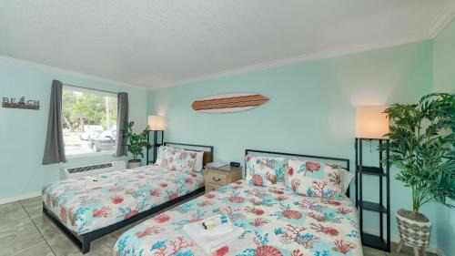 Trailer Estates Apartamento | Heated Pool, Huge TV, Waterfront Tiki Bar & Grill, Close to Beaches