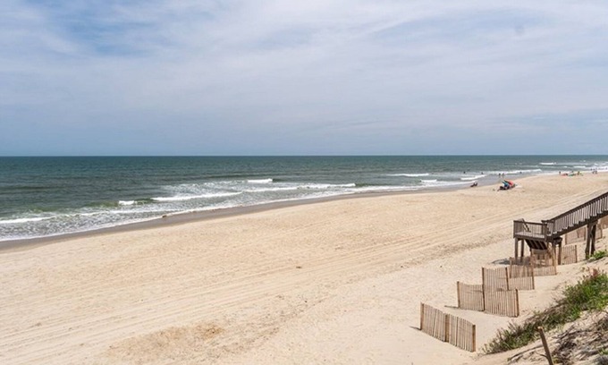 Whalehead Beach Casa | NUEVO 12BR FRENTE AL MAR Beach House cuenta con 2 salas de grabación y piscina privada.