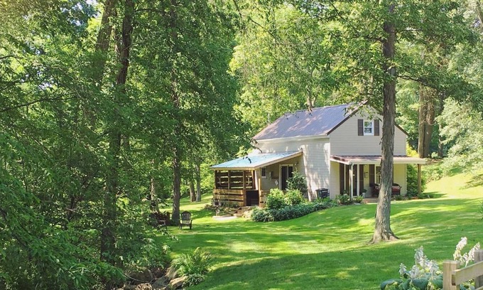 Norwalk Cabaña | Bellamente renovado escapada de la pareja, w / jacuzzi