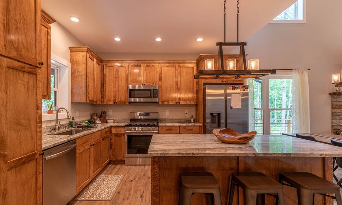 Frank Casa | Hideaway House- Modern Cabin with Disc Golf, Pickleball and hot tub