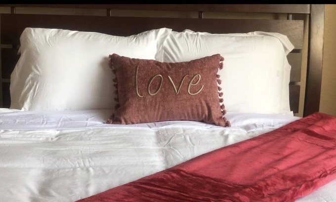 Victorville Casa | High DESERT- LUXURY LIVING! Close to shopping & freeway.