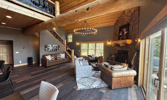 Lead Casa | High End Luxury with Rustic Woodsy Charm 4-bedroom cabin next to Terry Peak Lead