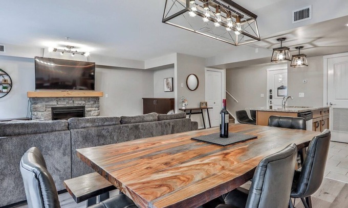 Dead Man's Flats Condominio | Multi level 2 BR/2Bath luxury retreat + hot tub