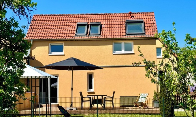 Werder Casa | High-quality vacation home near Potsdam, within walking distance of the water. Pet friendly!