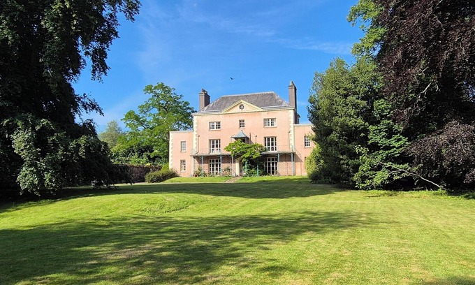 Llangattock Apartamento | High spec, self contained apartment with garden in Georgian Manor House