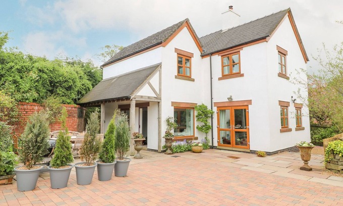 Tunstall Cabaña | HIGHFIELD HOUSE, pet friendly, with open fire in Leek