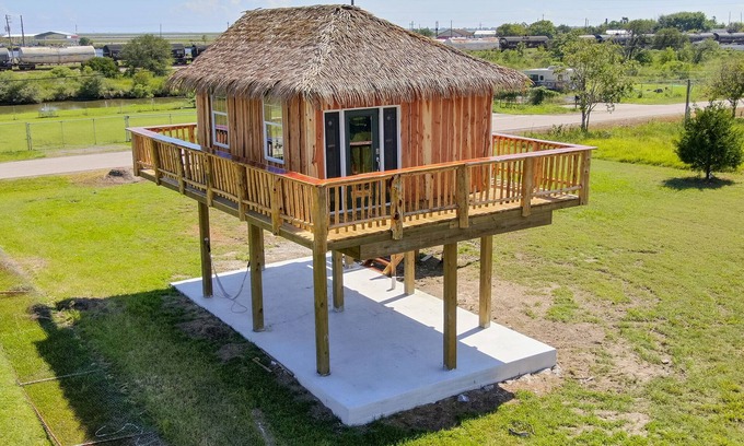 Hitchcock Cabina | Highland Bayou Sup and Kayak Palapa