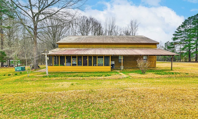 Edinburg Casa | Hike & Fish: Family-Friendly Louisville Home