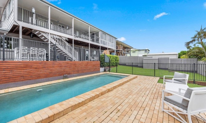 Scarness Casa | Hillcrest House A Poolside Retreat on the Coast