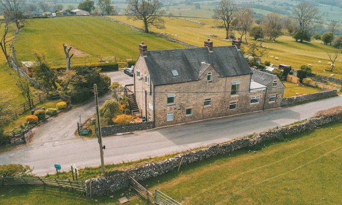 Newton Grange Cabaña | HILLCREST HOUSE, pet friendly, with hot tub in Ashbourne