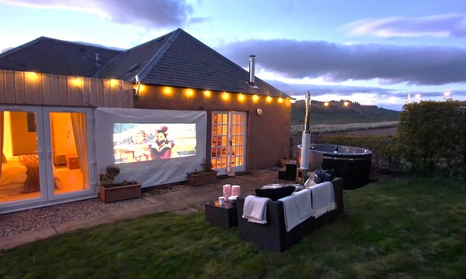 Bouvet Island Cabaña | Hillockbrae Cottage- hot tub & garden cinema, luxury, nature, peaceful, special