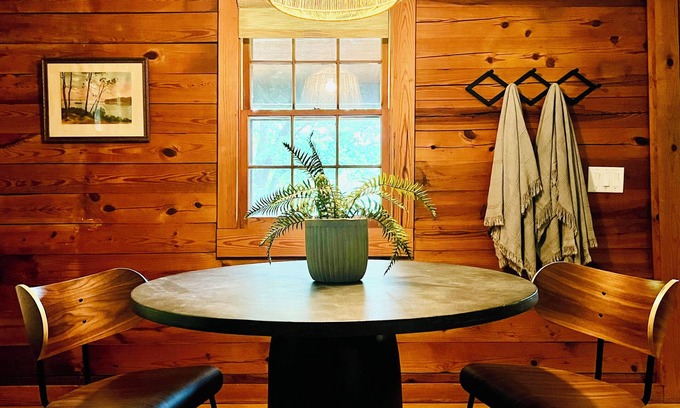 Eureka Springs Cabina | Hillside Cabin, a Stylish Retreat, 8 min to town