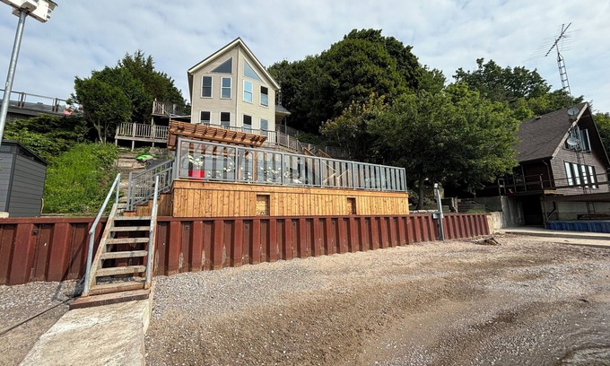 Normandale Cabaña | - Hillside Shores Cottage – Scenic Decks, Cozy Vibes & Private Owned Beach