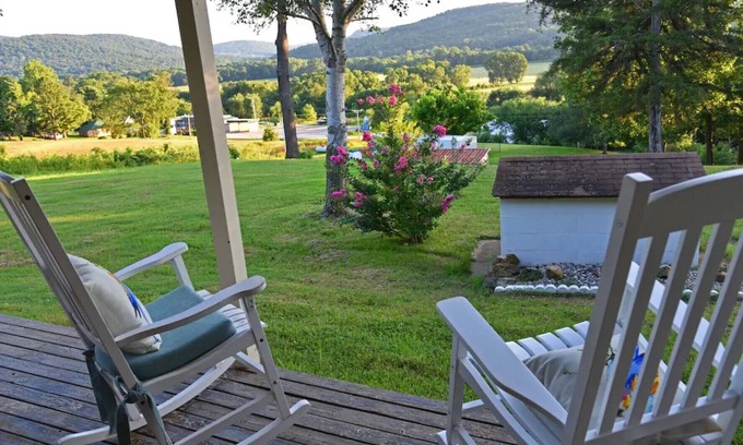 Kingston Casa | Hillsong Cottage, nestled in the Arkansas Ozarks