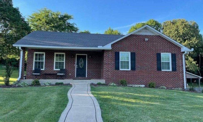 Ashland City Casa | Hilltop Hideaway w/ Hot Tub Close to Nashville