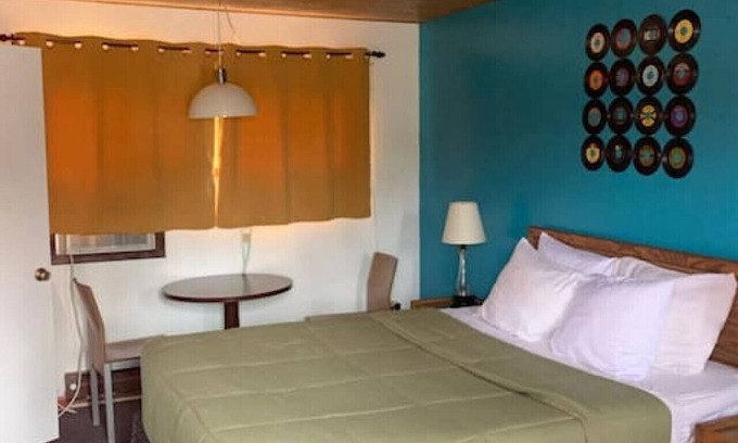 International Falls Cabina | Hilltop Lodge Standard Queen - Room 102