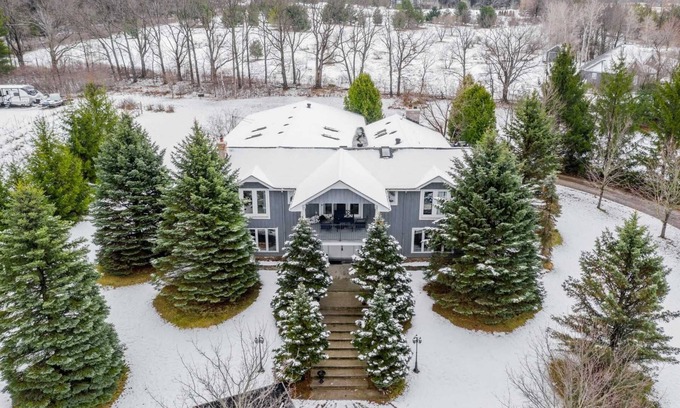 Harwood Casa | Hilltop Retreat · 2 Acre Estate With Indoor Pool & Hot Tub