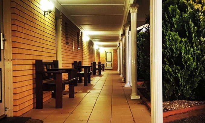 Young Hotel | Hilltops Retreat Motor Inn