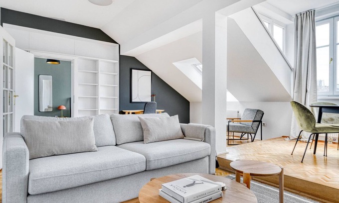 Schottenfeld Apartamento | Hip Neubau 2BR w/ Elevator, near shops, Metro U3, U6, by Blueground