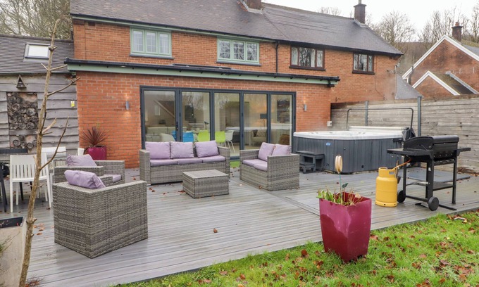 Merthyr Tydfil Cabaña | HIRAETH, pet friendly, with hot tub in Cefn-Coed-Y-Cymmer