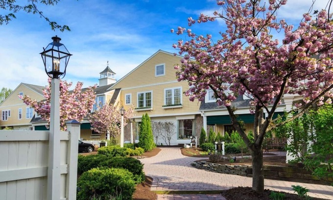 Leacock-Leola-Bareville Hotel | Historic Hotel, Charming King Club & Coach Rms, Farmhouse Feel, Spa, Pool, 5Star