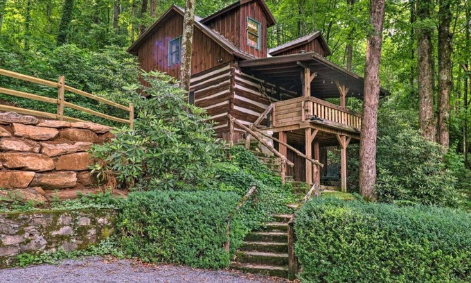 Balsam Cabina | Historic 1850s Log Cabin: Enjoy the holiday season in the Smokies. ❄️☃️❄️