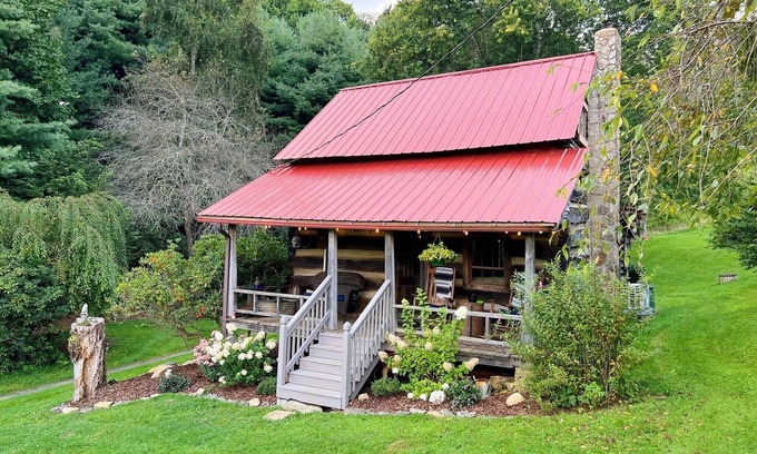 Lansing Cabina | Historic Appalachian Log Cabin on 22 Idyllic Acres
