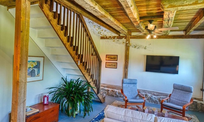 Kemblesville Apartamento | Historic charm, all new amenities at Swallow's Rest: East