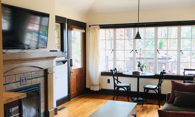 Grove Park- Sunset Cabaña | Cottage con vistas a la cascada - Cerca de Grove Park Inn