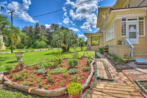 Crescent City Apartamento | Historic Crescent City Studio - Lakefront with Dock!