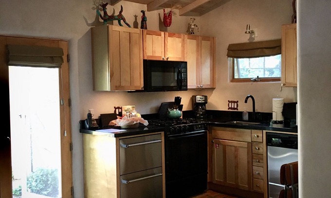 Downtown Santa Fe Cabaña | Centro histórico privado, bañera de hidromasaje; Fechas de otoño disponibles!