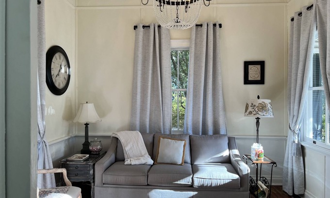 Summerville Historic District Cabaña | Historic DRs Cottage frm 1864 w charm of modern getaway Travel RN/Corp contract